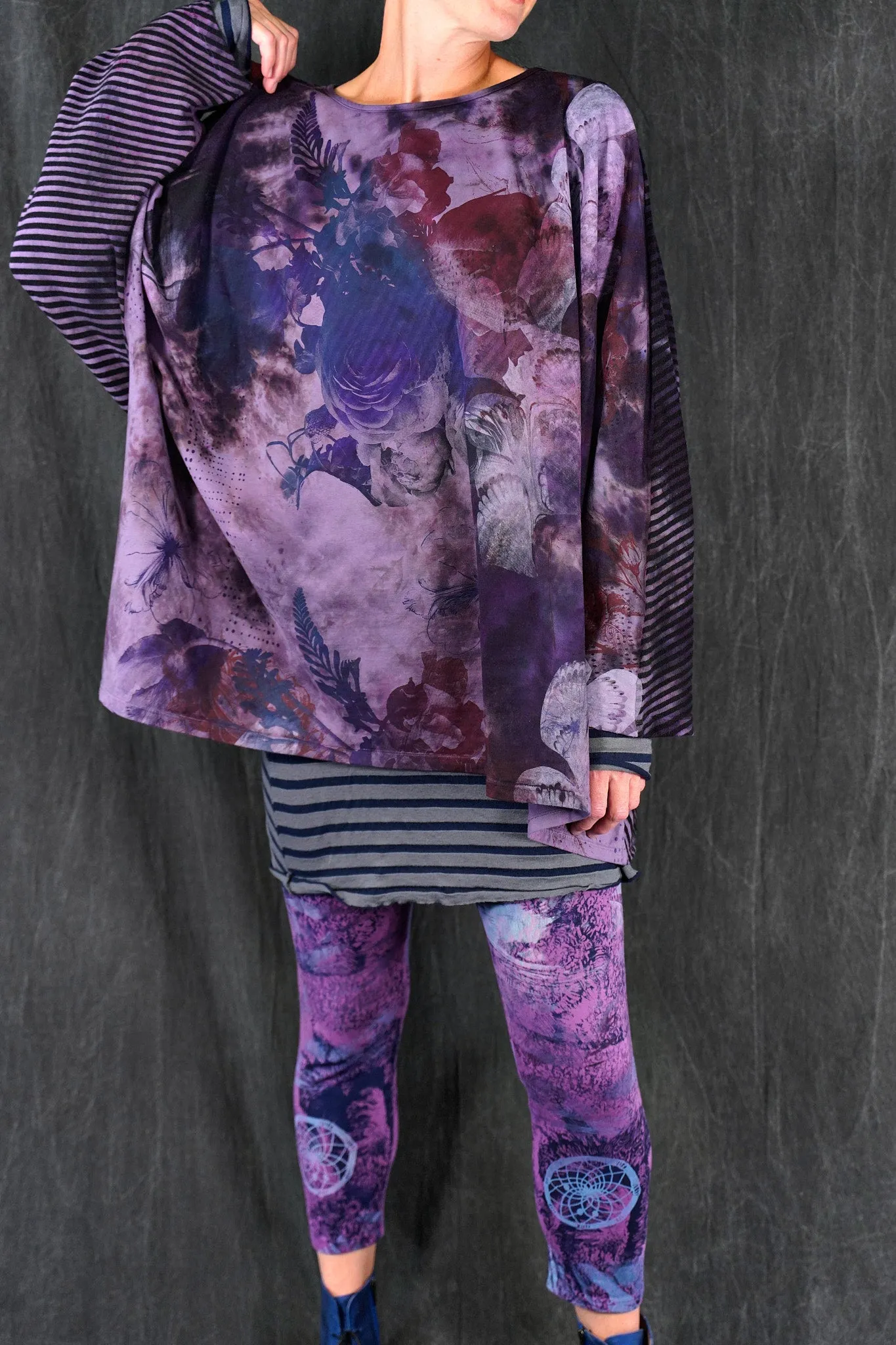 2331HD Poet Top Winter Violet Floral Dream