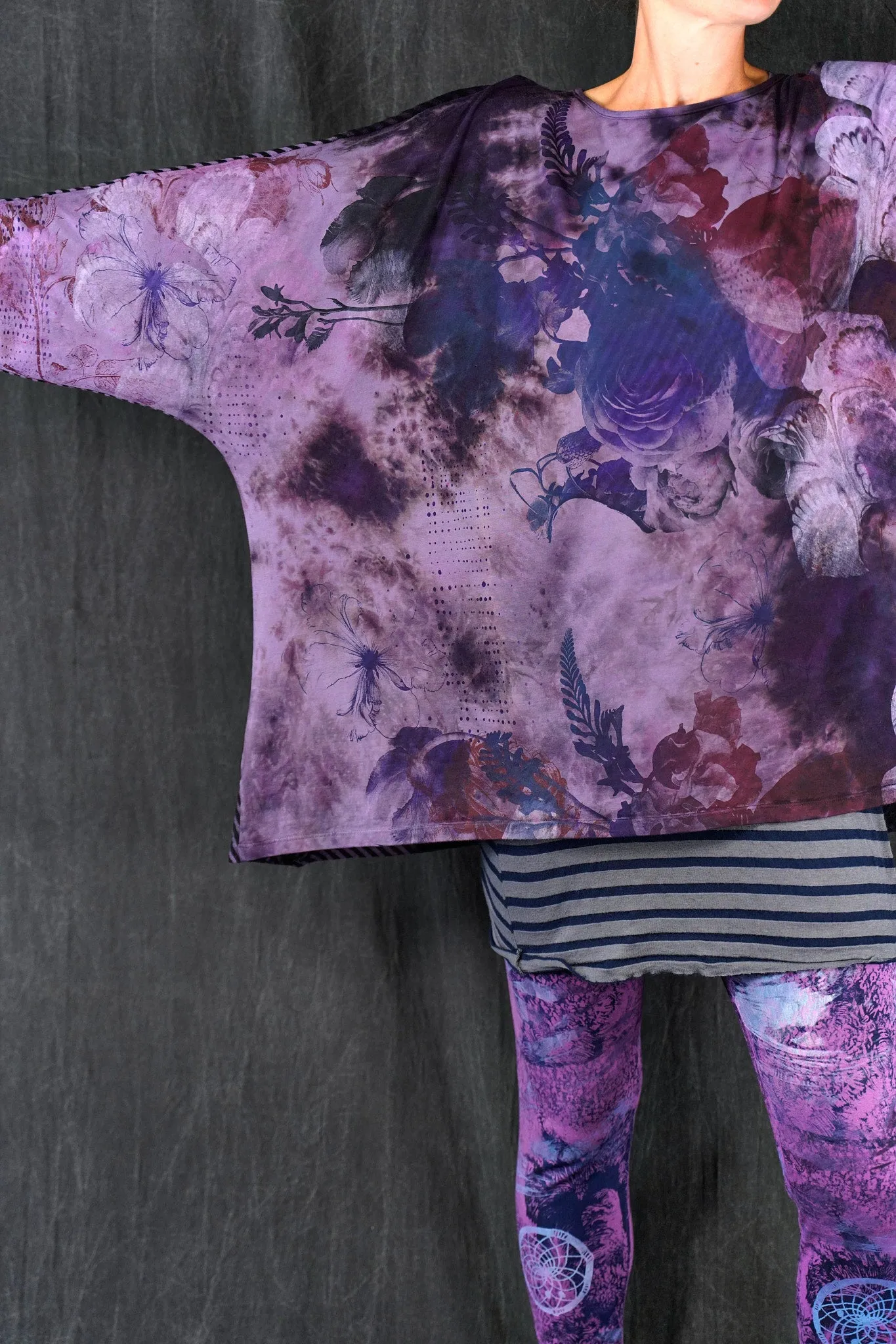 2331HD Poet Top Winter Violet Floral Dream