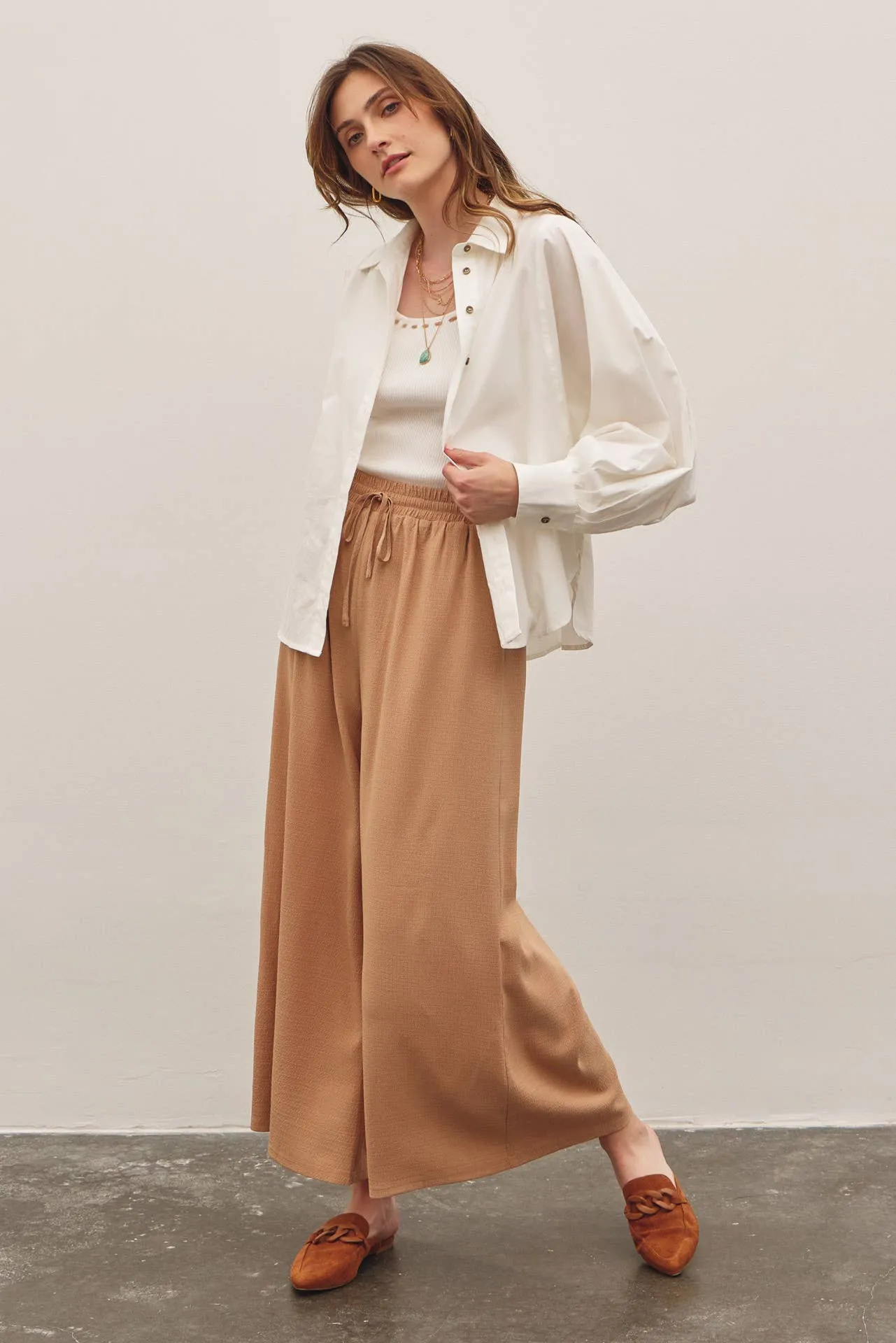FLOWY WIDE LEG PANTS IN TEXTURED WAFFLE FABRIC