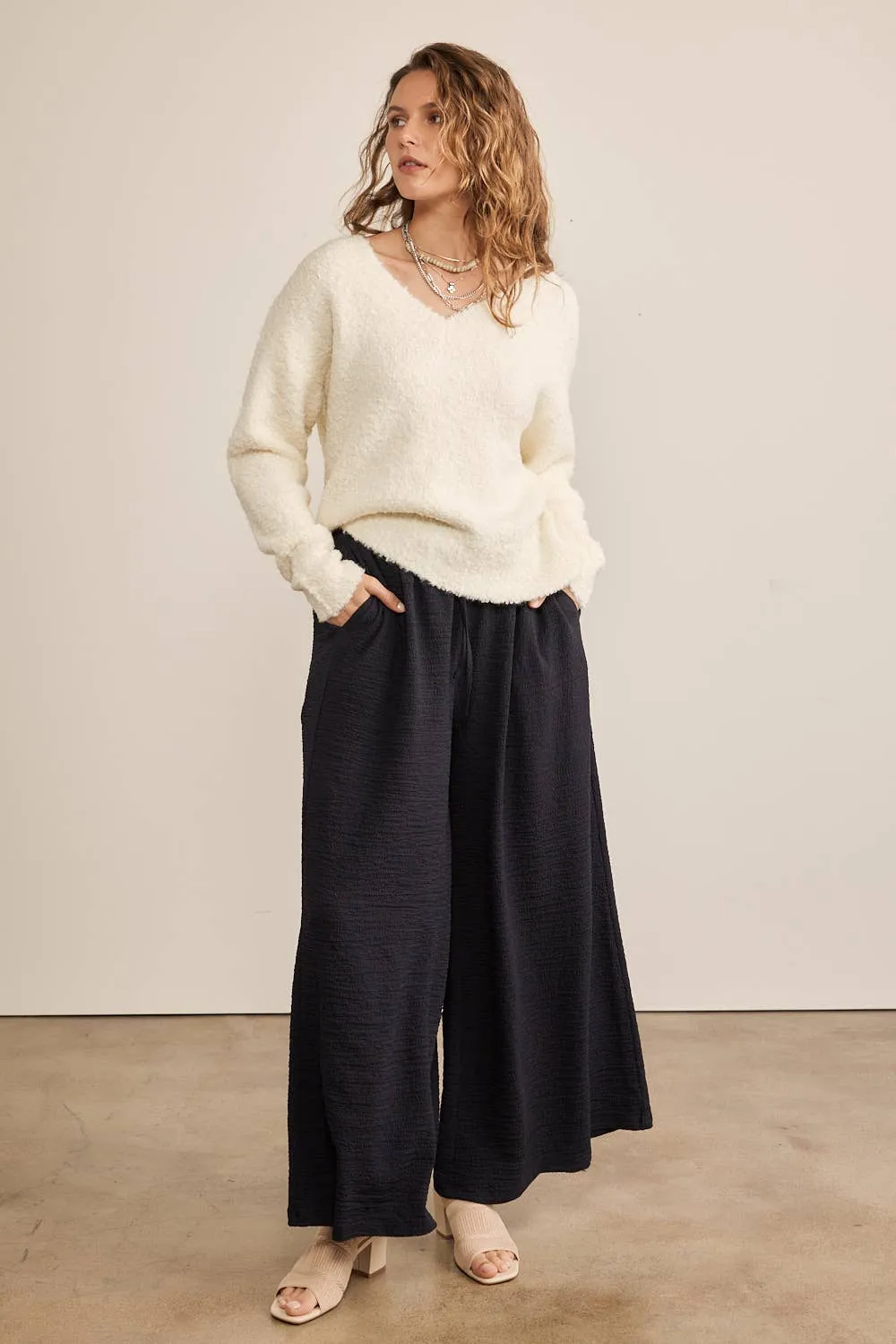 FLOWY WIDE LEG PANTS IN TEXTURED WAFFLE FABRIC