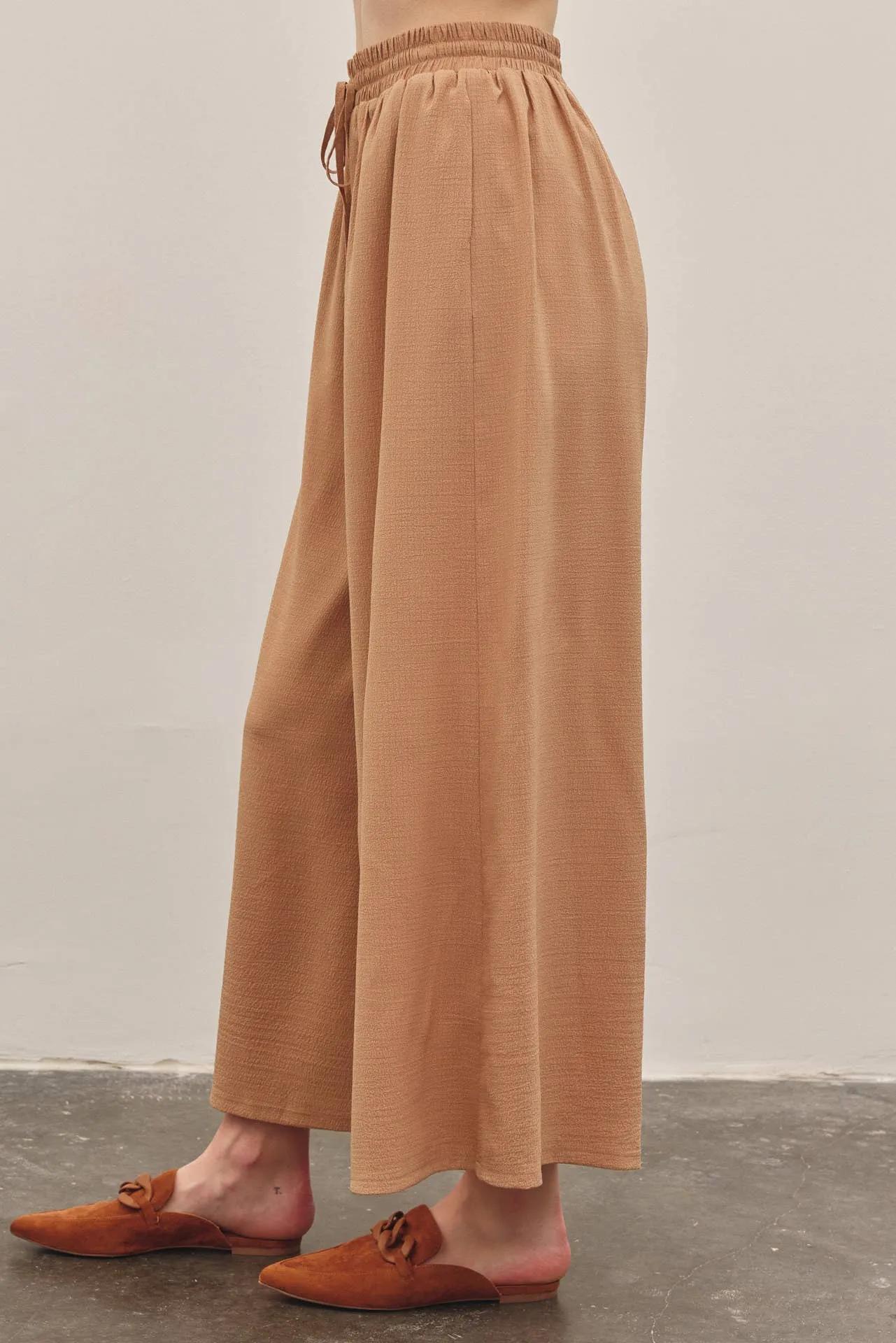FLOWY WIDE LEG PANTS IN TEXTURED WAFFLE FABRIC