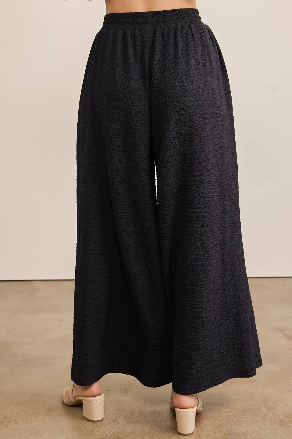 FLOWY WIDE LEG PANTS IN TEXTURED WAFFLE FABRIC