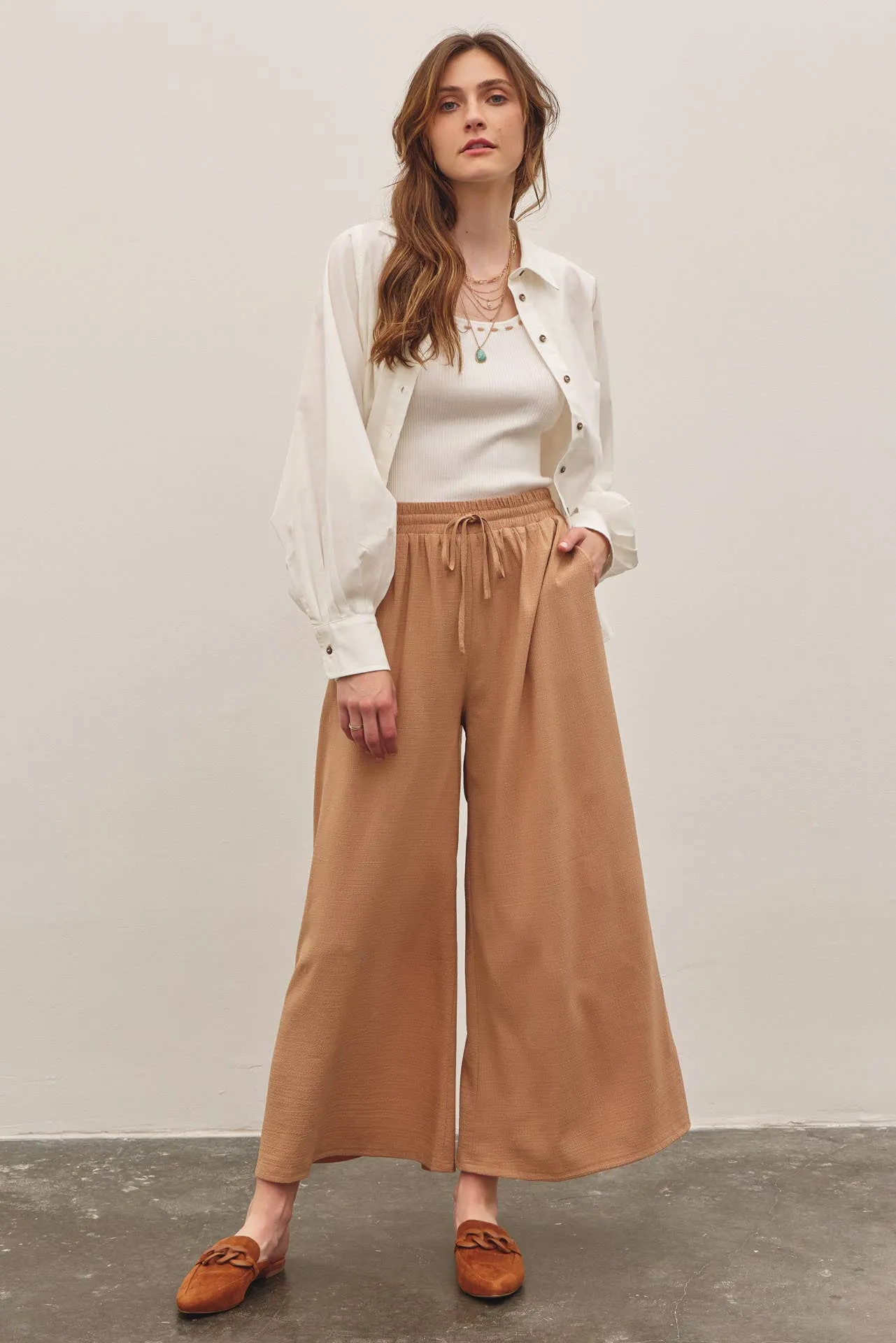 FLOWY WIDE LEG PANTS IN TEXTURED WAFFLE FABRIC