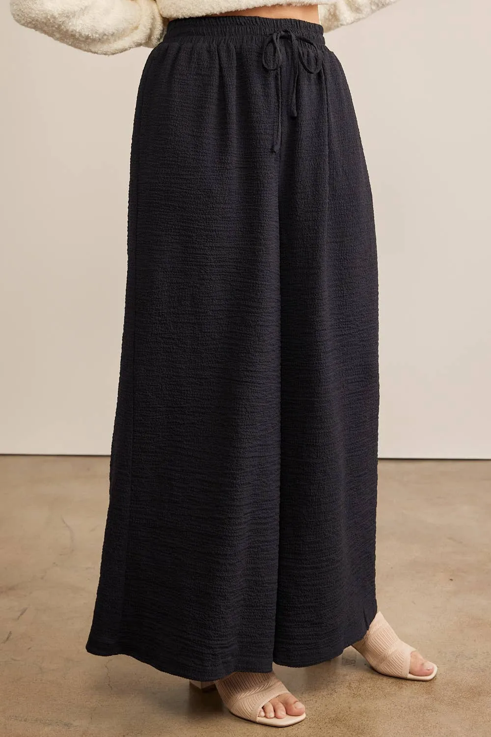 FLOWY WIDE LEG PANTS IN TEXTURED WAFFLE FABRIC