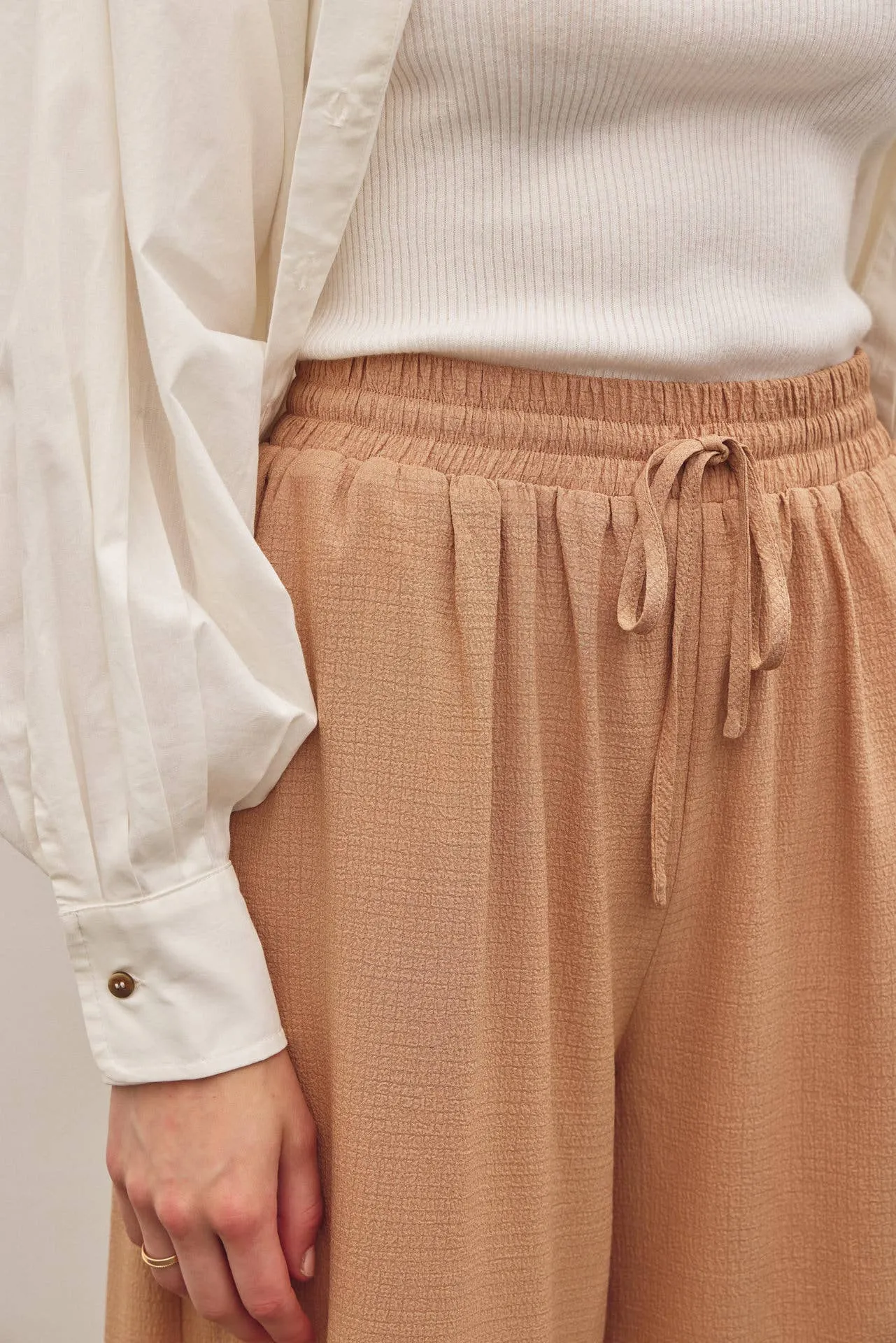 FLOWY WIDE LEG PANTS IN TEXTURED WAFFLE FABRIC
