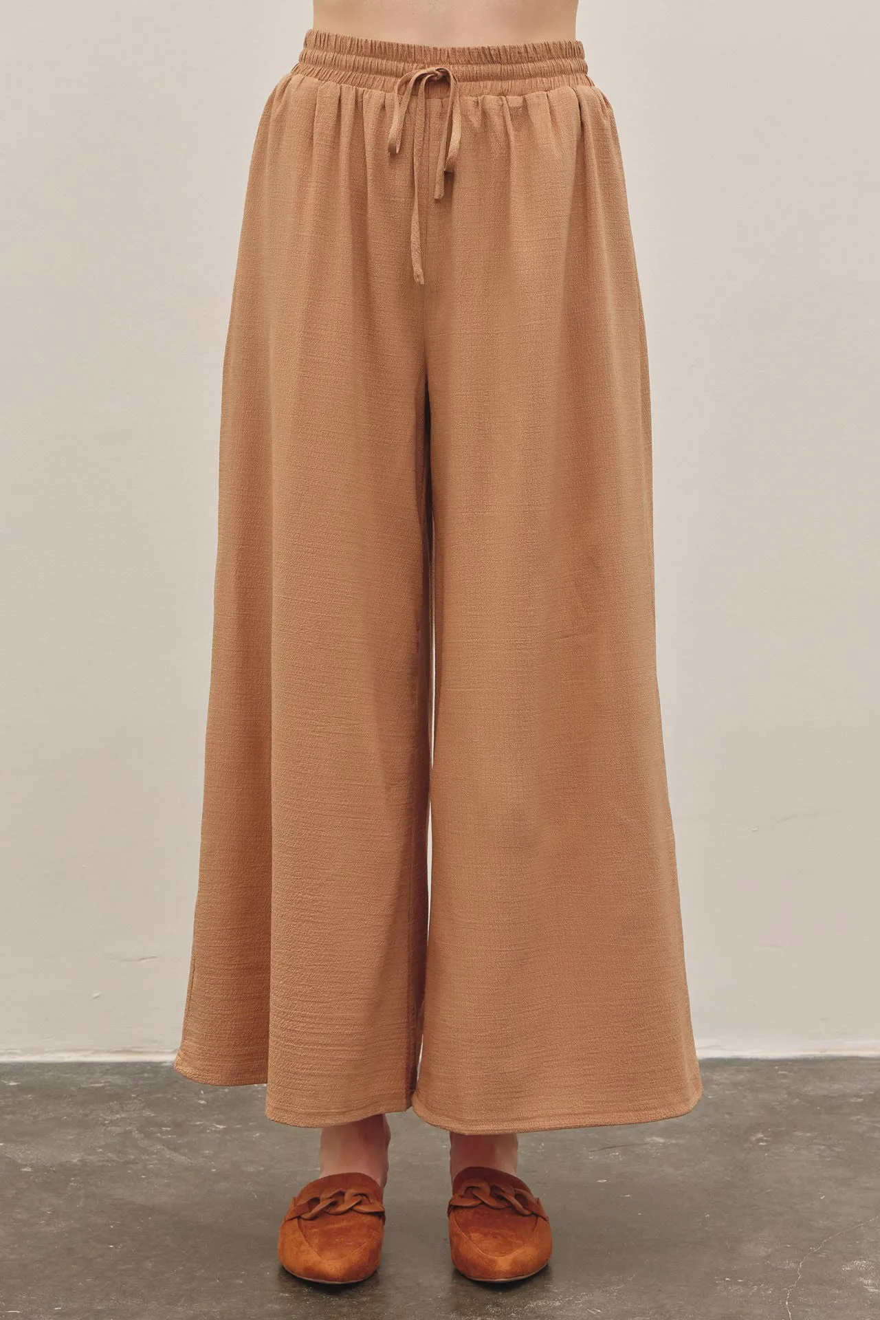 FLOWY WIDE LEG PANTS IN TEXTURED WAFFLE FABRIC