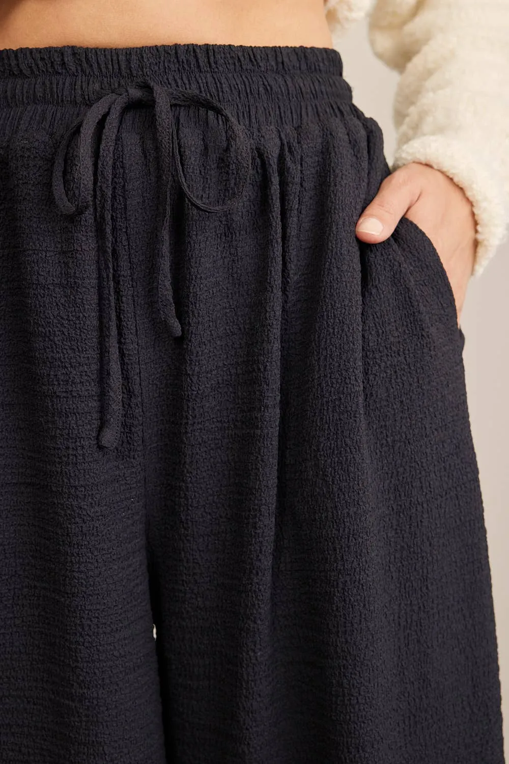 FLOWY WIDE LEG PANTS IN TEXTURED WAFFLE FABRIC