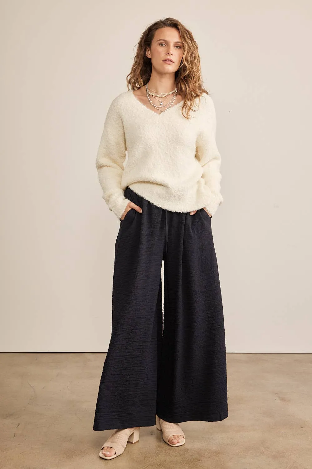 FLOWY WIDE LEG PANTS IN TEXTURED WAFFLE FABRIC