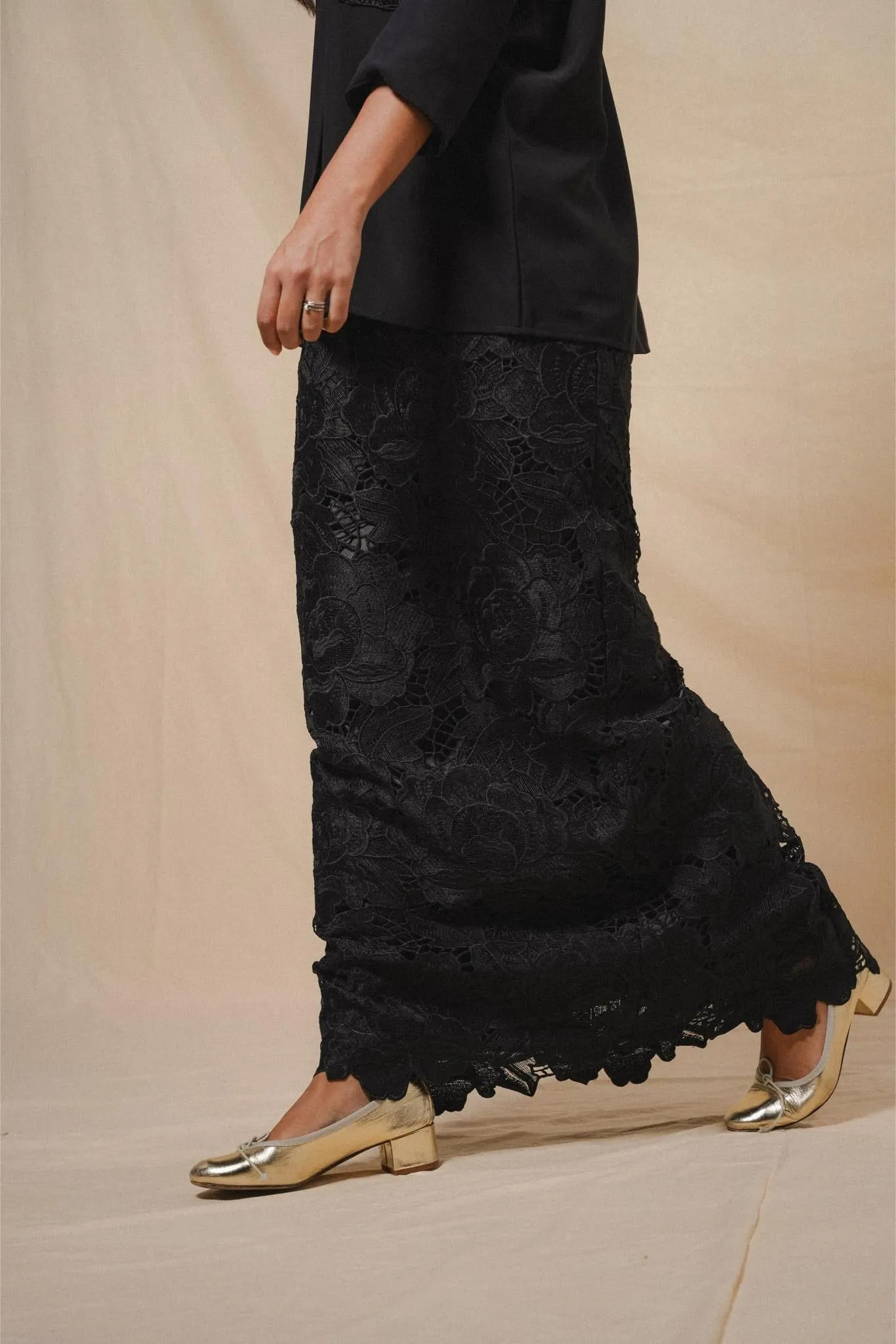 GAIA LACE SKIRT IN NOIR