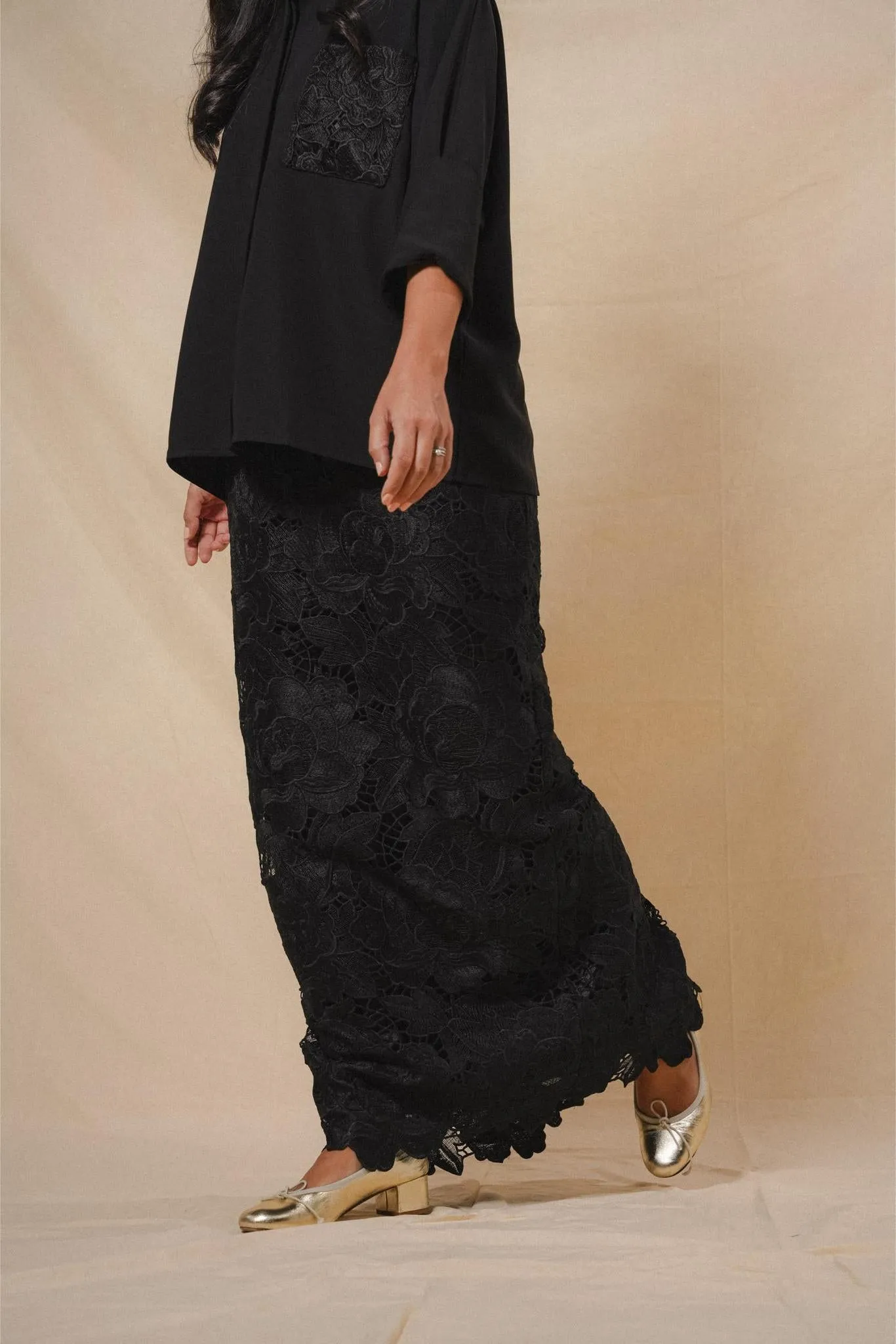 GAIA LACE SKIRT IN NOIR