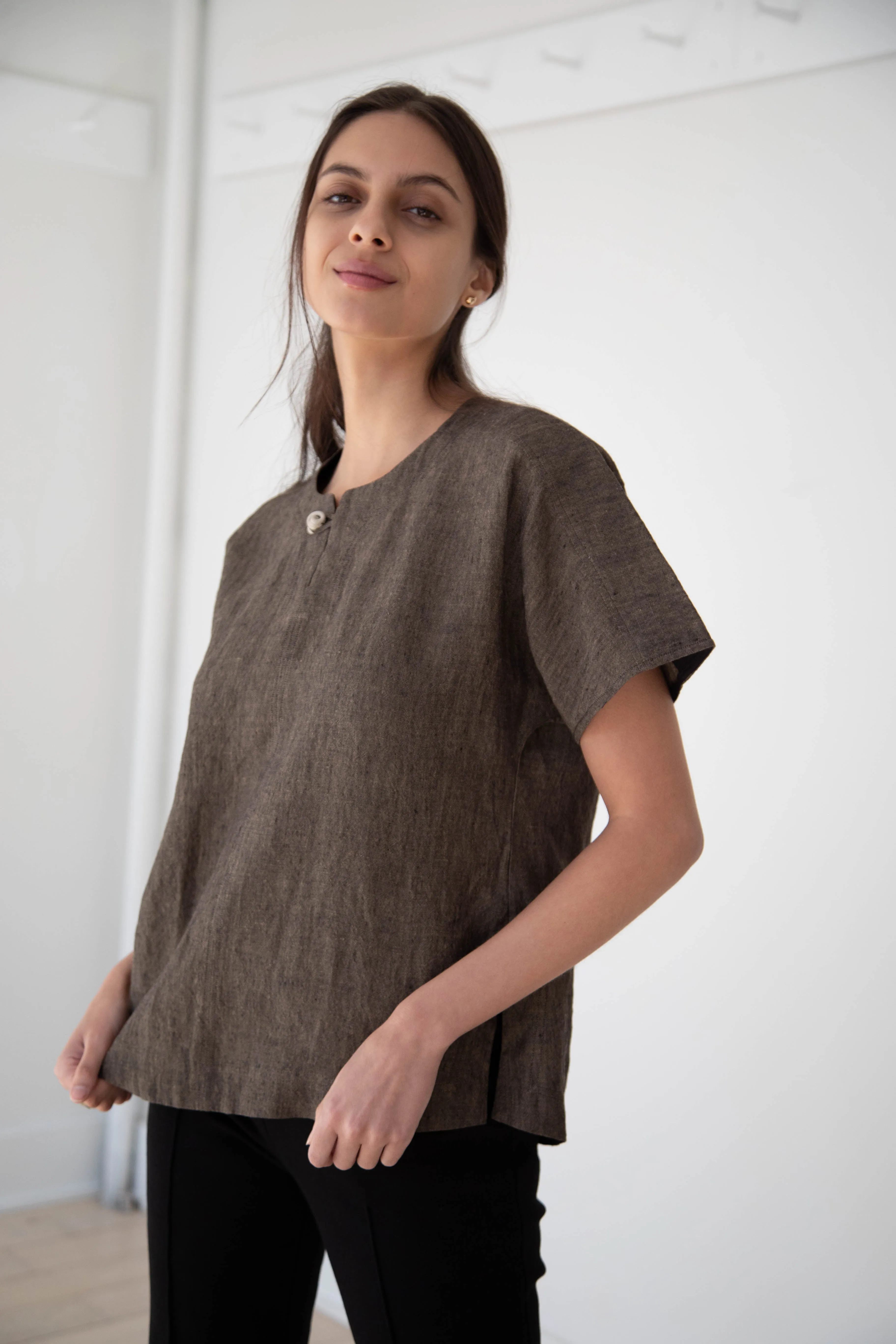 Seventyfive | Short Sleeve Top in Walnut Linen