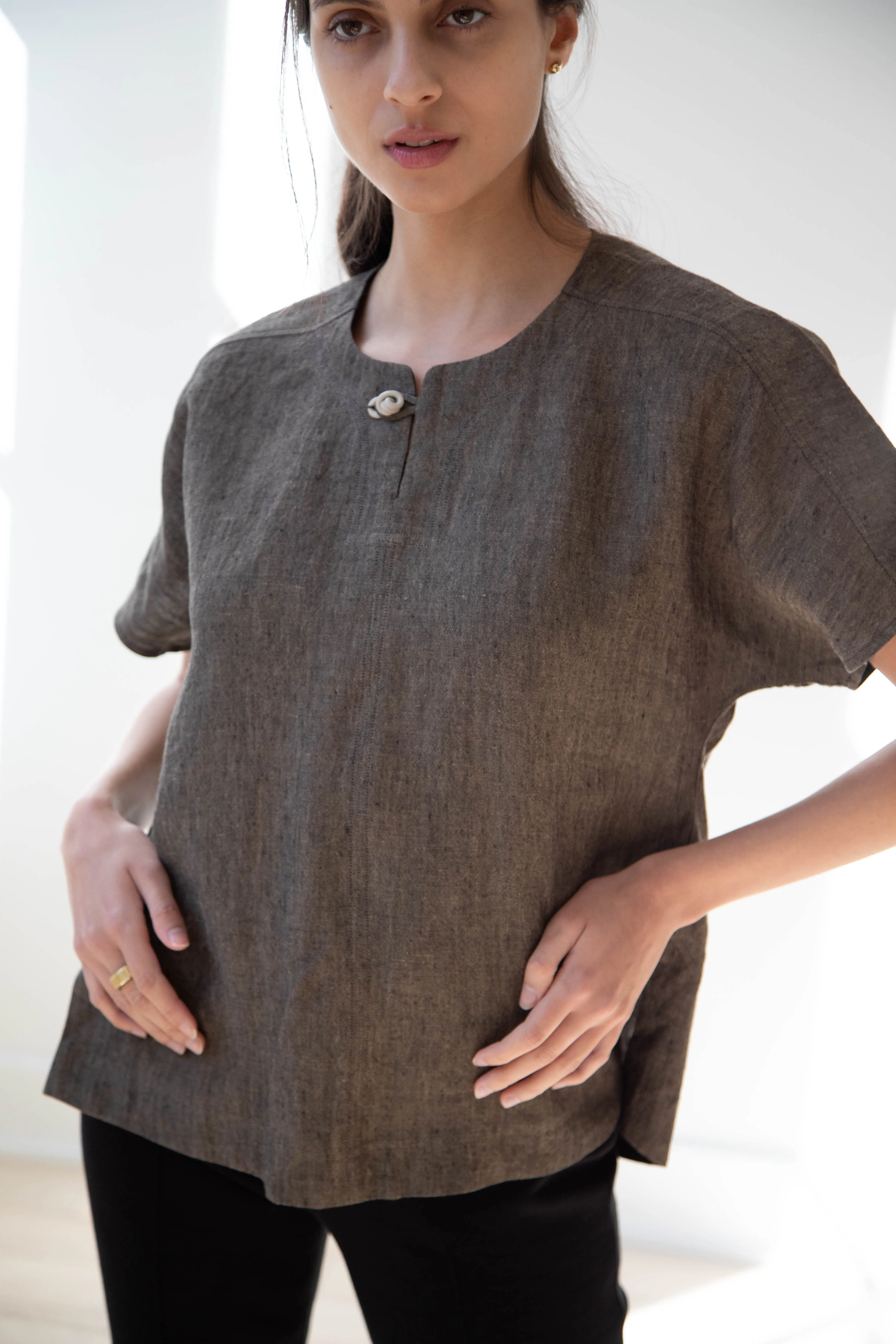 Seventyfive | Short Sleeve Top in Walnut Linen